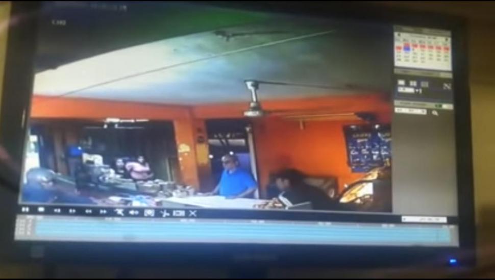 LEALES. Las cámaras de seguridad del negocio registraron el violento asalto. 