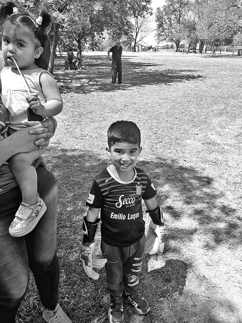 FELIZ. Santino Banegas luce los guantes que le regaló Ignacio Arce.  Prensa CASM.-