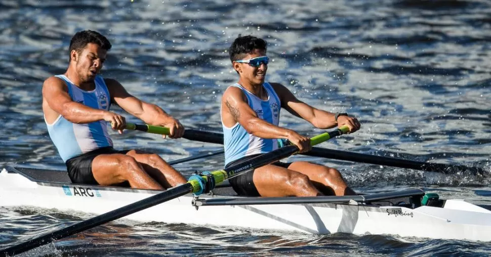 MÁXIMO ESFUERZO. El bonaerense Felipe Modarelli y el tucumano Tomás Herrera (derecha) lograron la medalla de bronce en  categoría Dos sin timonel junior de remo. telam