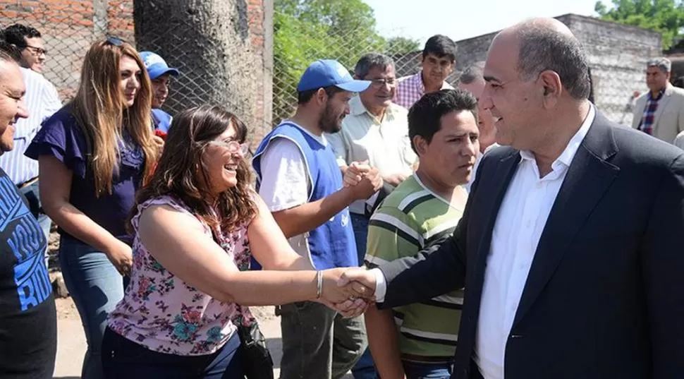 EN LA COSTANERA. Manzur y concejales de la capital participaron de una recorrida barrial para supervisar la construcción de módulos habitacionales. comunicación pública