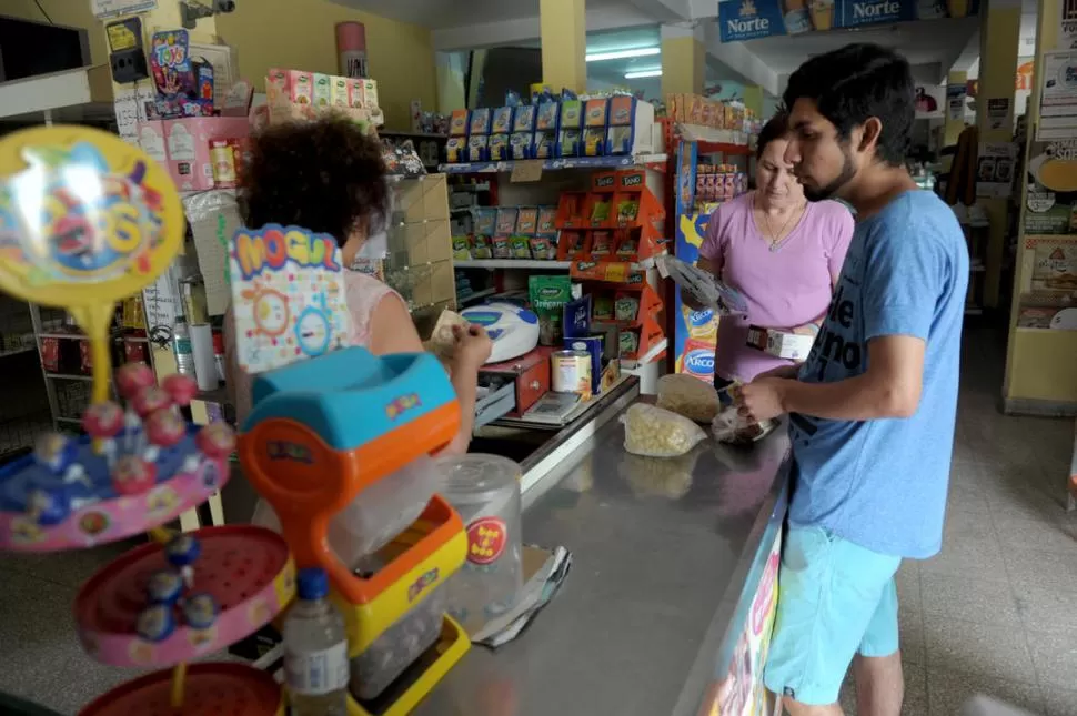 EL SUPER DE SAN ANDRÉS. Los vecinos tienen miedo. Los asaltantes entraron con las cabezas cubiertas con cascos y fueron muy violentos. la gaceta / foto de franco vera