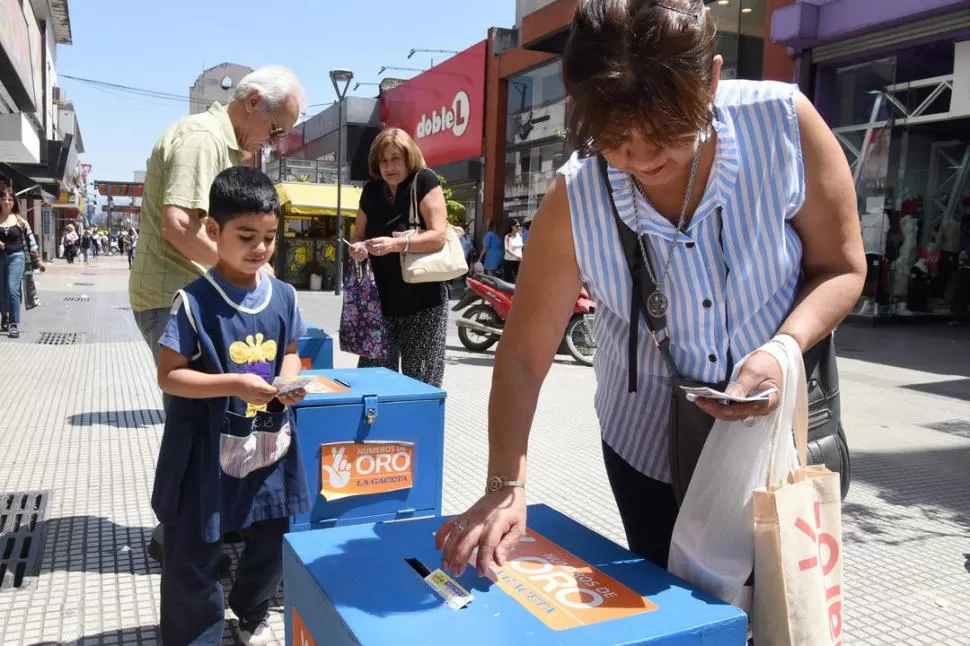 A DEPOSITAR LAS TARJETAS. Lectores de todas las edades dejan sus cupones en las urnas ubicadas frente a LA GACETA, en Mendoza al 600. LA GACETA / FOTO DE ANALÍA JARAMILLO.-