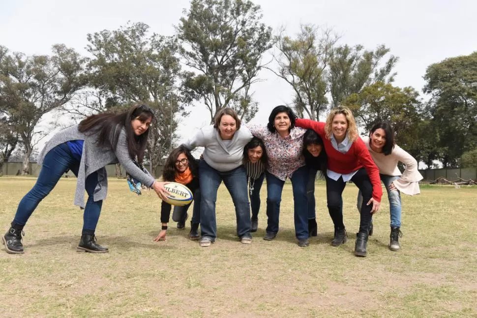 REPRESENTANTES. Gabriela Farías, Laura Diarte, Lucía Krapovickas, Florencia Sidenius, Mirta Cabrera, Flavia Quinteros, Nora Helguero y Silvina Neme, en la cancha donde todo empezó. LA GACETA / FOTOS DE ANALÍA JARAMILLO.-