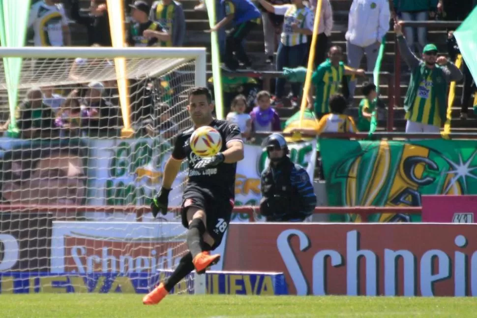 TRANQUILIDAD. Carranza tuvo que esperar seis partidos para poder darse el gusto de debutar oficialmente en el arco del conjunto de La Ciudadela Prensa CASM.-