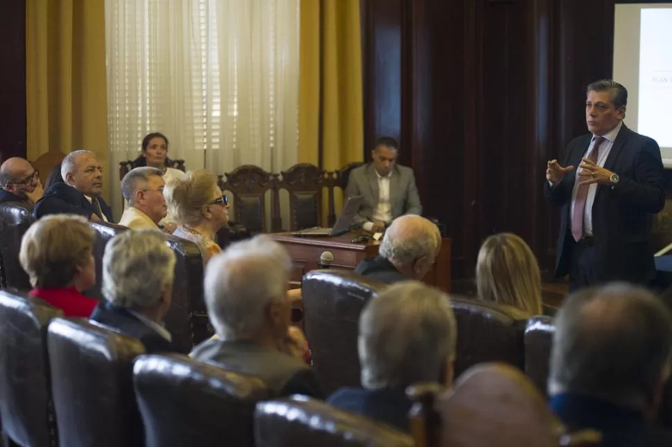 POSTAL DE UN ENCUENTRO INÉDITO. Daniel Posse, presidente de la Corte, se dirige a los jueces de Paz en el salón de actos del Palacio de Justicia. la gaceta / foto de jorge olmos sgrosso 