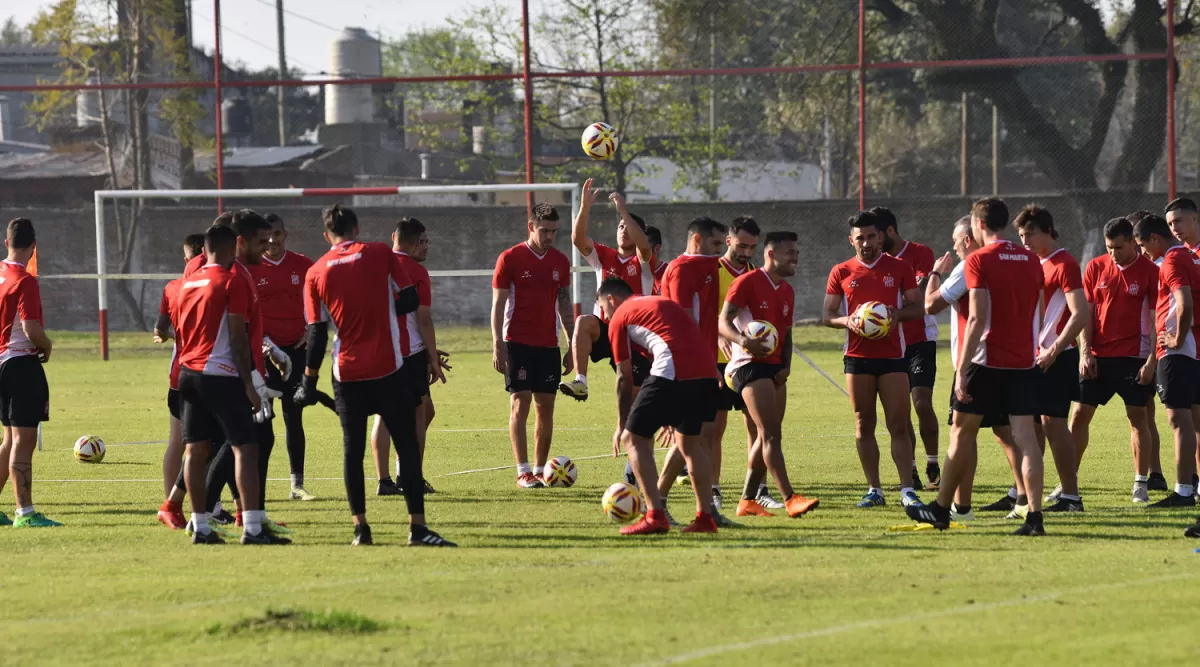 SÓLO PIENSAN EN MEJORAR. Los jugadores de San Martín trabajan para enderezar el rumbo futbolístico del equipo; vencer a Racing es un objetivo ineludible ya que puede ser el puntapié de la levantada.