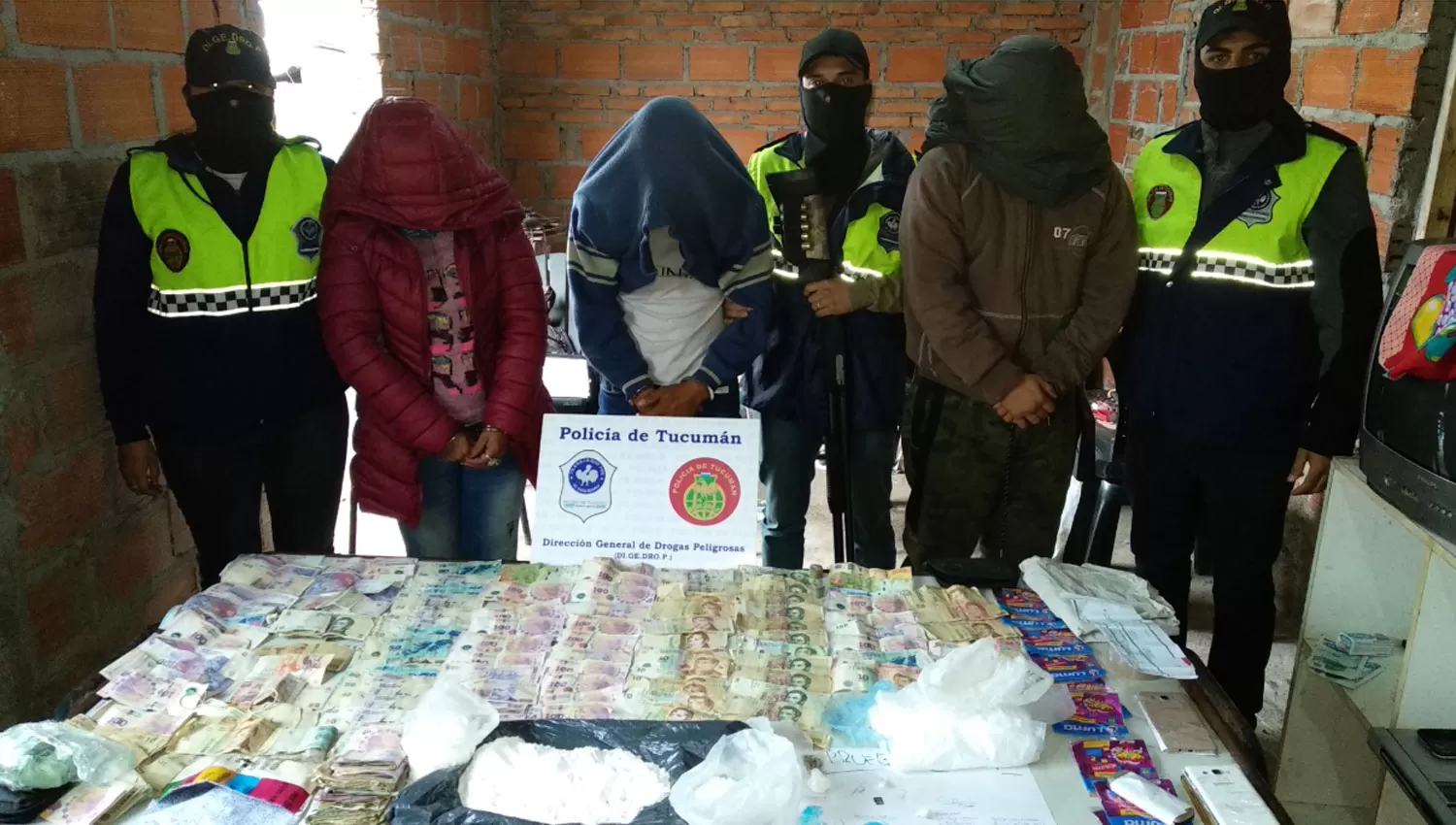 Desbarataron un quiosco de cocaína y detuvieron a dos hombres y una mujer