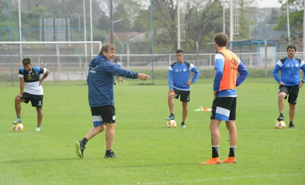 AL LÍMITE. En Atlético no se negocia el esfuerzo ni los objetivos que se plantearon a lo largo de la temporada. El prioritario hoy es zafar del descenso y por qué no soñar con un torneo internacional. la gaceta / fotoS de antonio ferroni - héctor peralta 