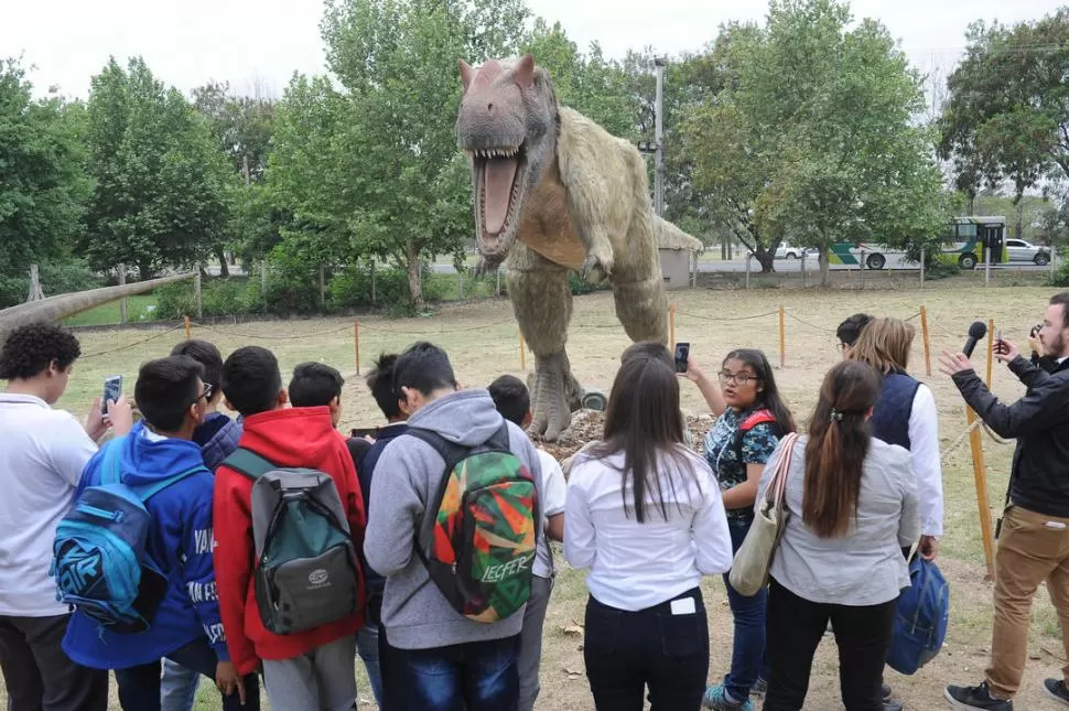 ¡WHISKY! Los dinosaurios, como este Yutyrannus huali, son las estrellas de la expo interactiva EducaTec. LA GACETA / FOTOS DE HÉCTOR PERALTA.-
