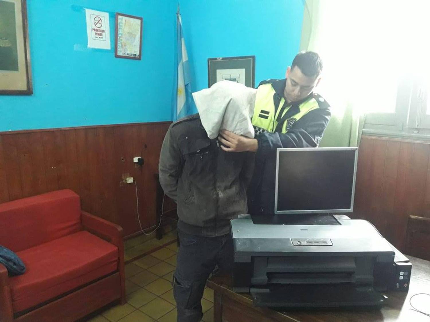 Cometió tres robos en dos semanas: la Policía allanó su casa y lo aprehendió