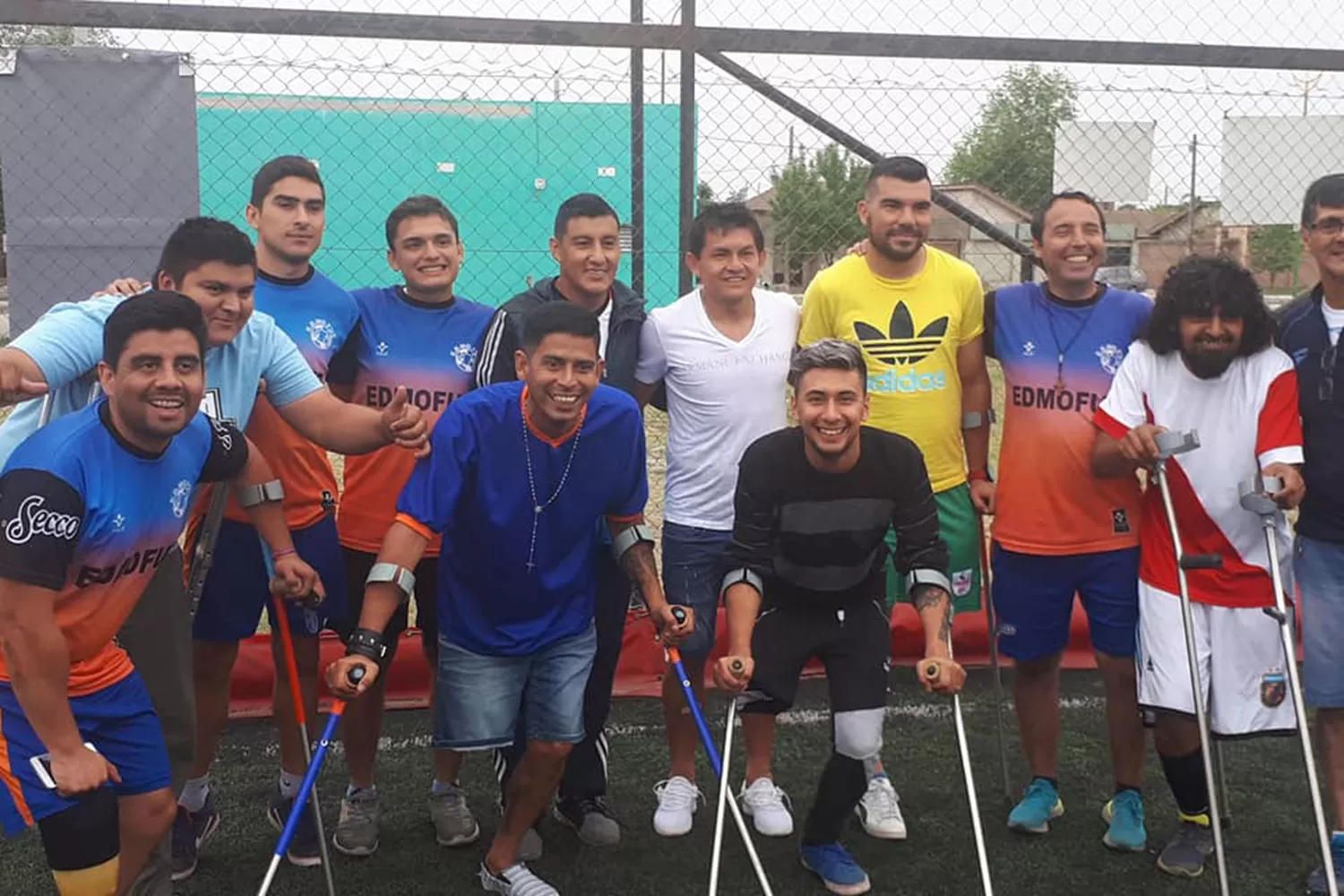 CON EL ÍDOLO. Los jugadores del equipo de amputados pasaron un día con el Pulga.