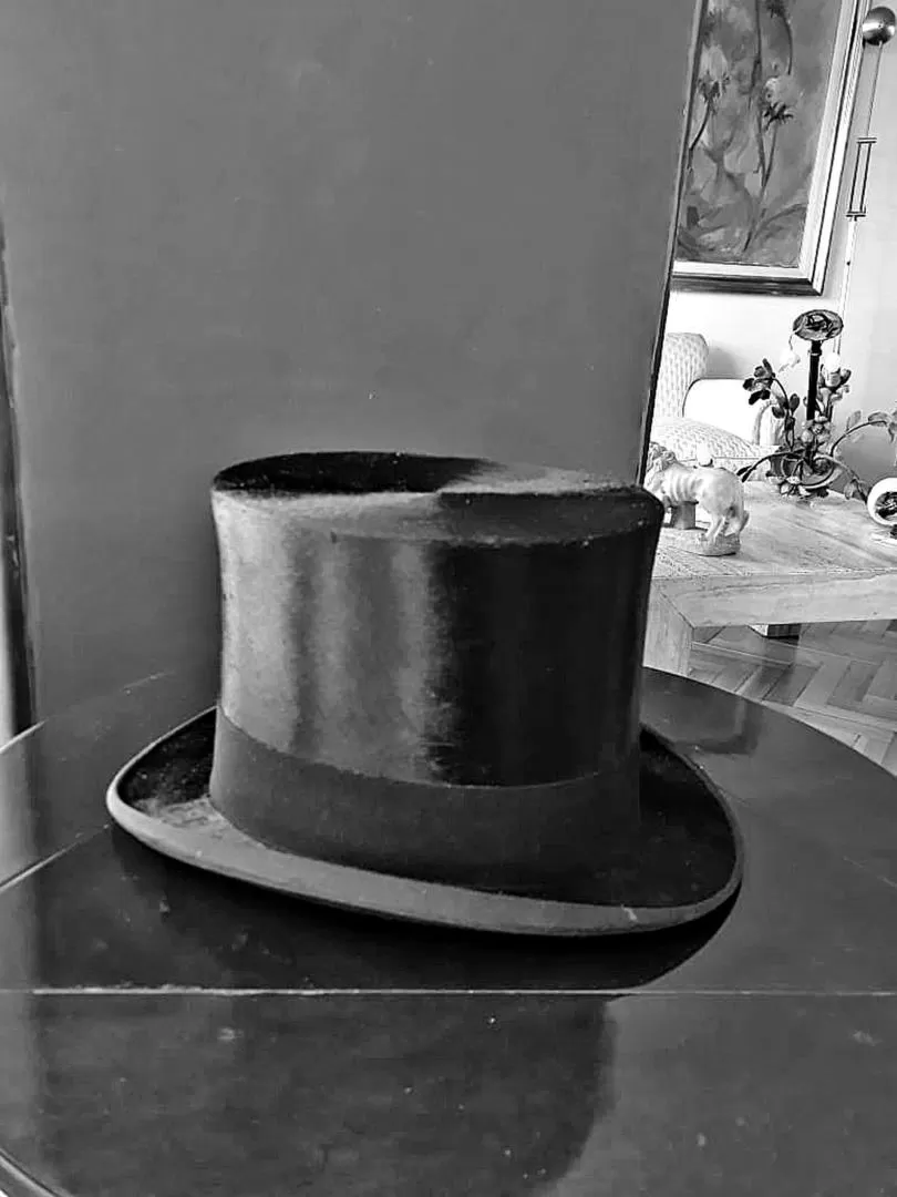 SOMBRERO DE COPA. Perteneció al fundador de la Universidad de Tucumán, doctor Juan B. Terán.- 