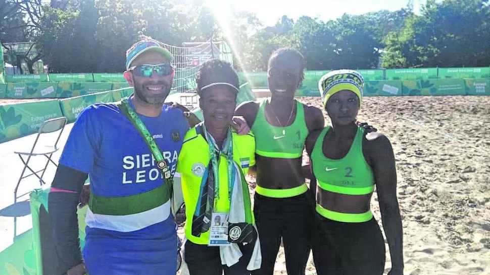 ALENTÓ. Gordillo junto a las jugadoras de beach voley luego del partido en el que fue su hincha. 