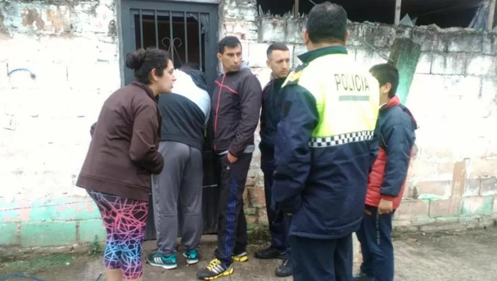 TRATANDO DE ENTRAR. Los policías de la división Delitos contra las Personas en el domicilio donde se cree que estuvo oculta la estatua.  