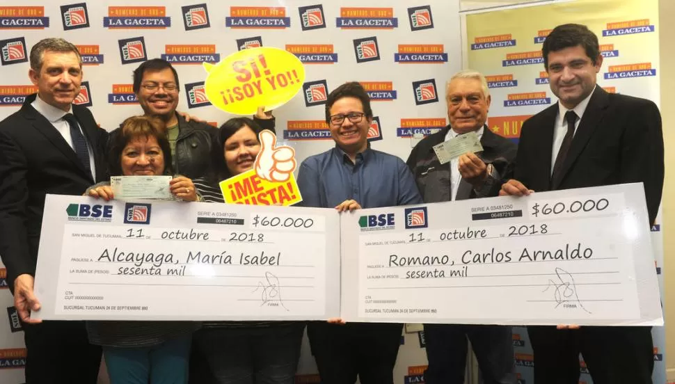 MOMENTO FELIZ. Los ganadores, acompañados por sus familiares y por los gerentes del Banco Santiago del Estero y de la Tarjeta Sol. LA GACETA / FOTO DE ANTONIO FERRONI.-