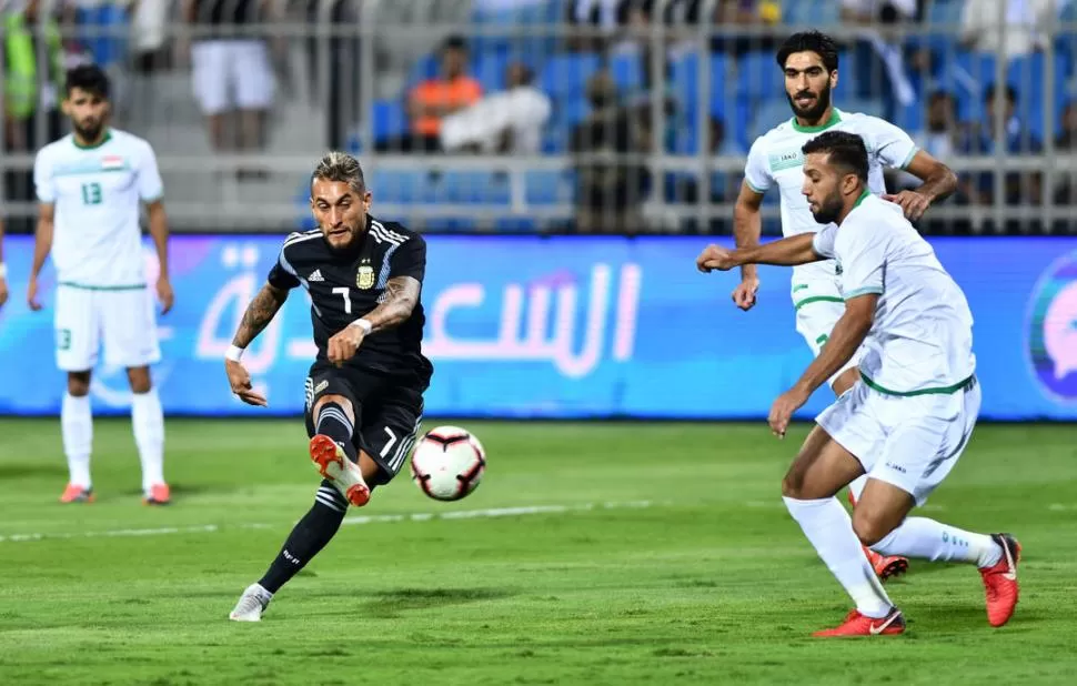 MOMENTO EXACTO. Roberto Pereyra dispara con la cara interna de su pie derecho y la pelota vuela al segundo palo del arquero iraquí. Con ese remate, Argentina se puso 2-0 sobre la selección asiática. Reuters.- 