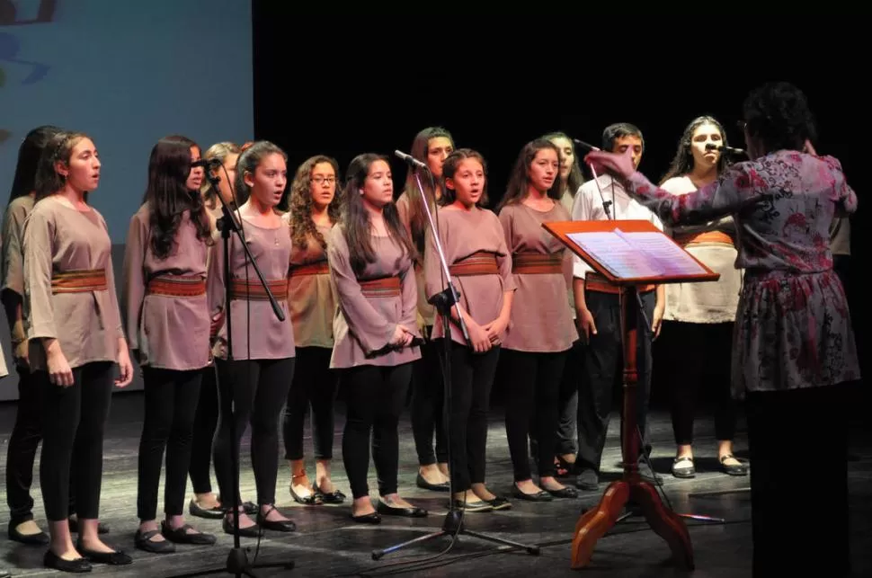 ENSAYO. La agrupación que se presentará en el Alberdi, integrada por 35 voces, se prepara desde abril. 