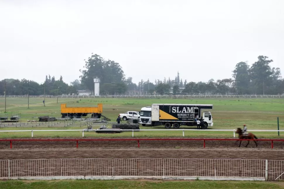 EN EL HIPÓDROMO. Los organizadores comenzaron a montar el escenario del acto que se realizará el miércoles. la gaceta / foto de DIEGO ARAOZ