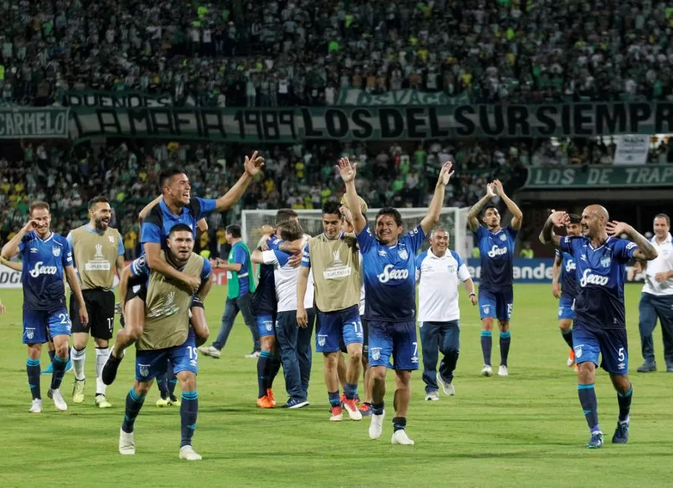 INOLVIDABLE. El plantel festeja el pase a cuartos de final de la Copa, tras eliminar a Atlético Nacional. Reuters.- 