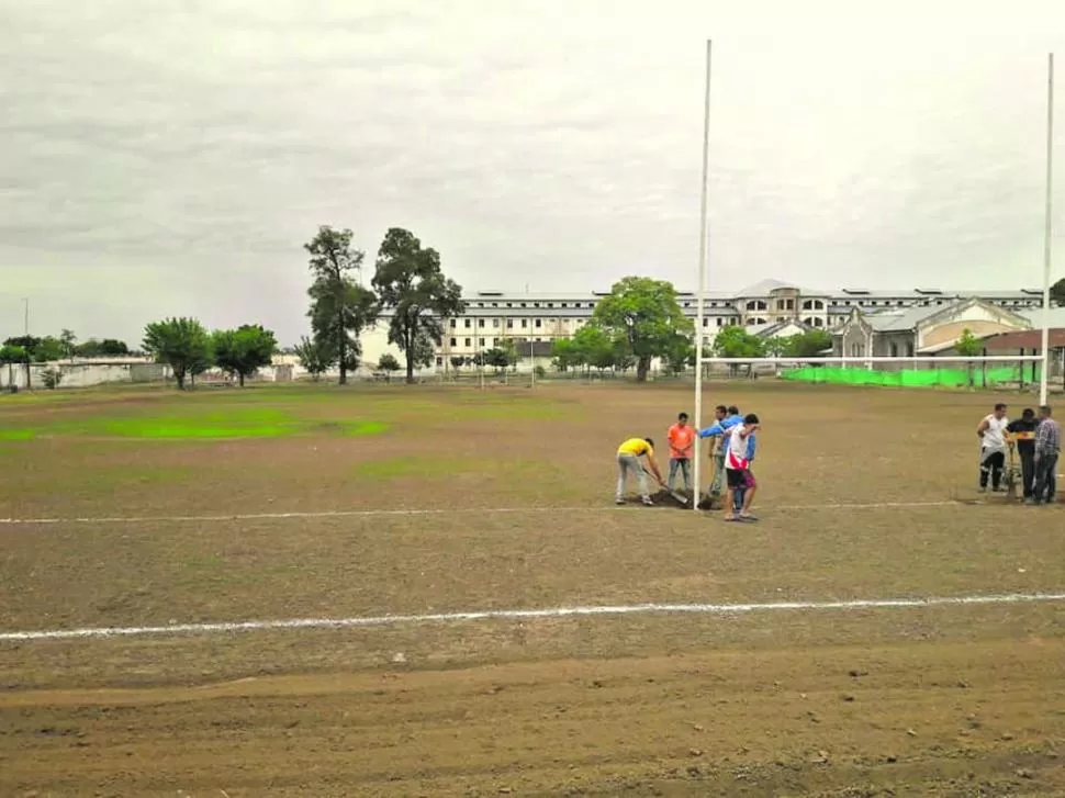 ESFUERZO. La cancha de la Unidad 5 ya cuenta con sus propias “haches”. 