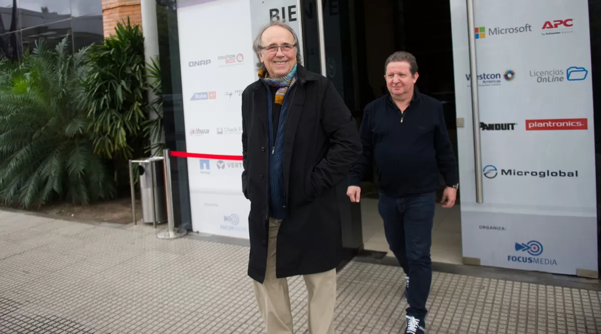 LA PARTIDA. Serrat sale del hotel junto al productor Gabriel Bursztyn, rumbo al aeropuerto.