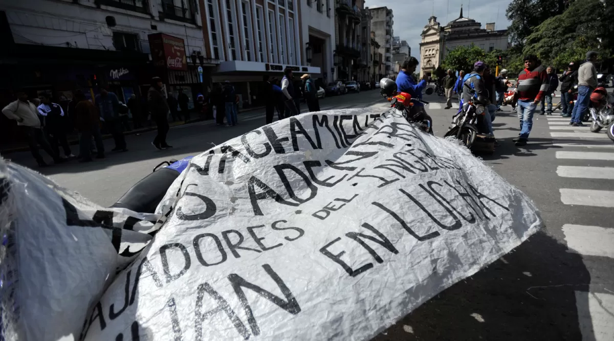 UN PIQUETE DE 2016. Trabajadores del ingenio San Juan cortan el tránsito en la zona de la Casa de Gobierno. 