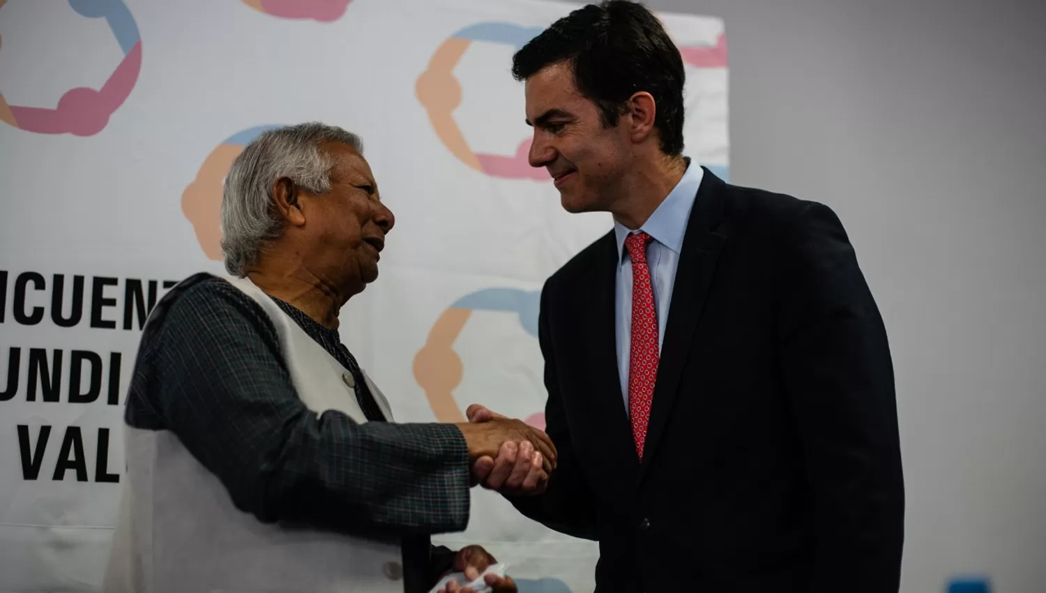 FORO. Juan Manuel Urtubey compartió con el Nobel Yunus.