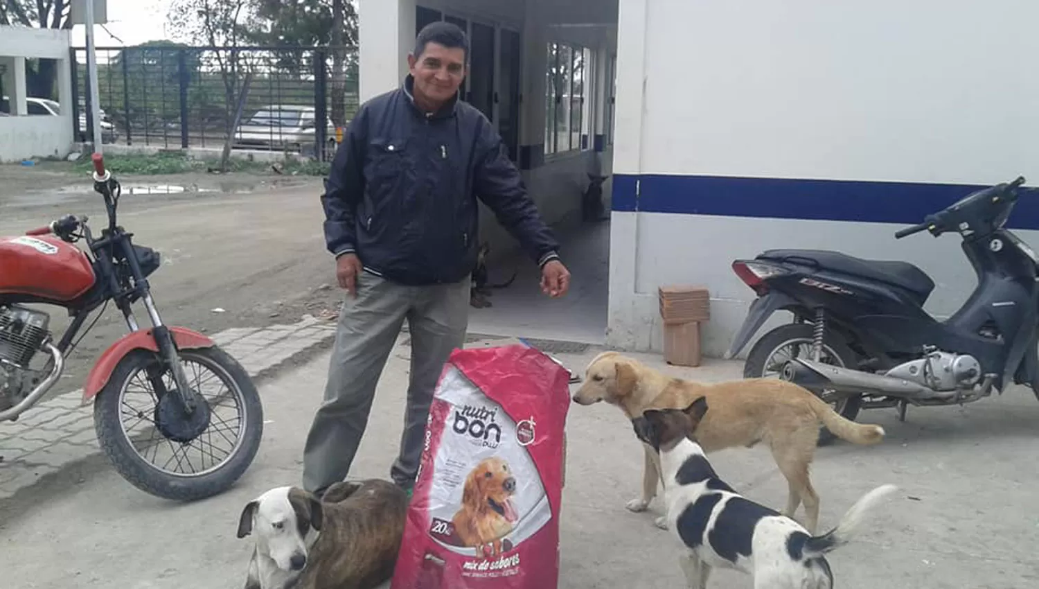 GONZÁLEZ. Es sereno y colabora con rescatistas de animales.