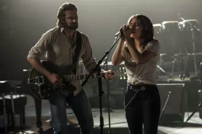 Lady Gaga canta y actúa con el corazón