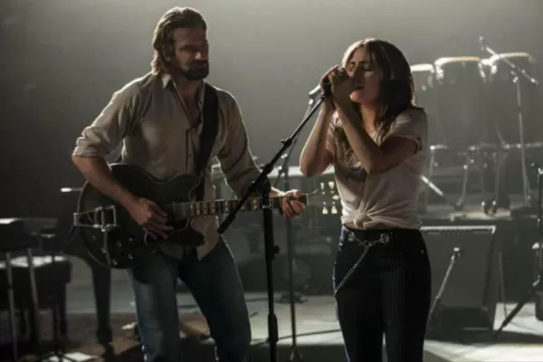 Lady Gaga canta y actúa con el corazón