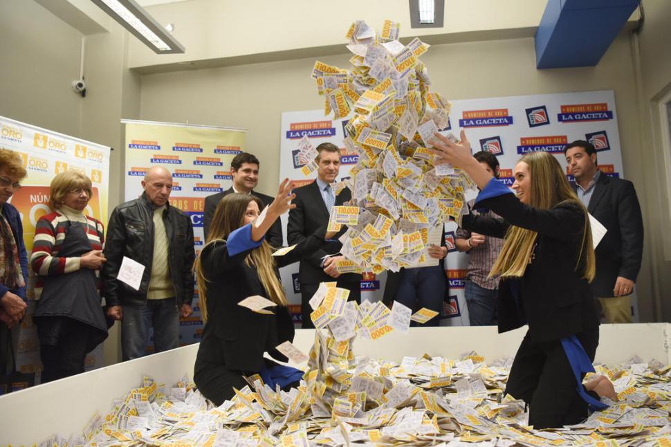 SORTEO. Ante escribano público y testigos se sacó la tarjeta ganadora. LA GACETA / FOTO DE ANALÍA JARAMILLO.-