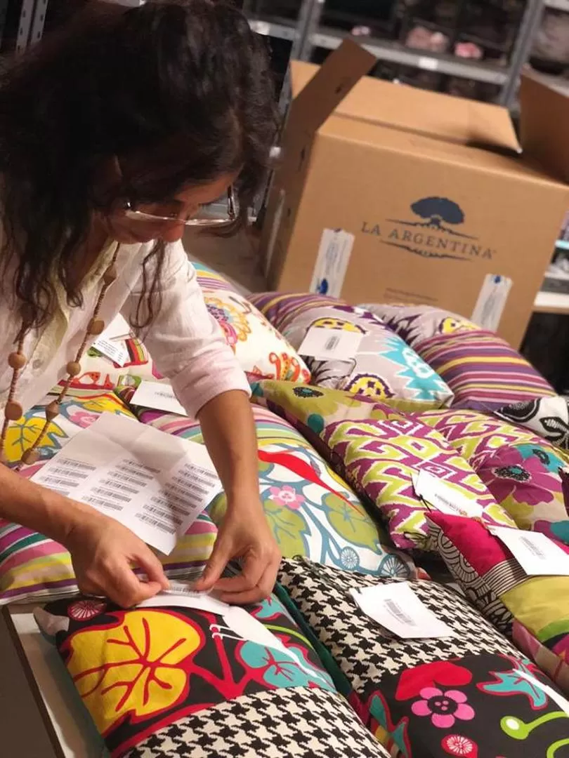 EN MARCHA. En conjunto, pusieron etiquetas y nuevos precios. 