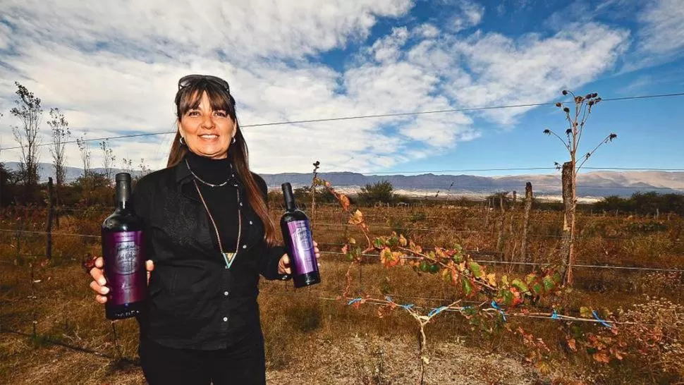 LA MADRE TIERRA. Silvia muestra el resultado de su trabajo en los viñedos.  