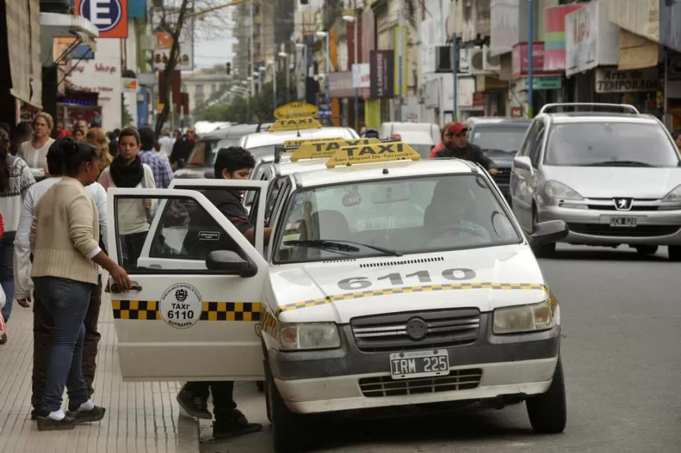 CONSTANTES ASALTOS. Los choferes son atacados en la capital y el interior de la provincia. Sostienen que ya no hay un barrio que sea seguro. la gaceta / foto de Inés Quinteros Orio (archivo)