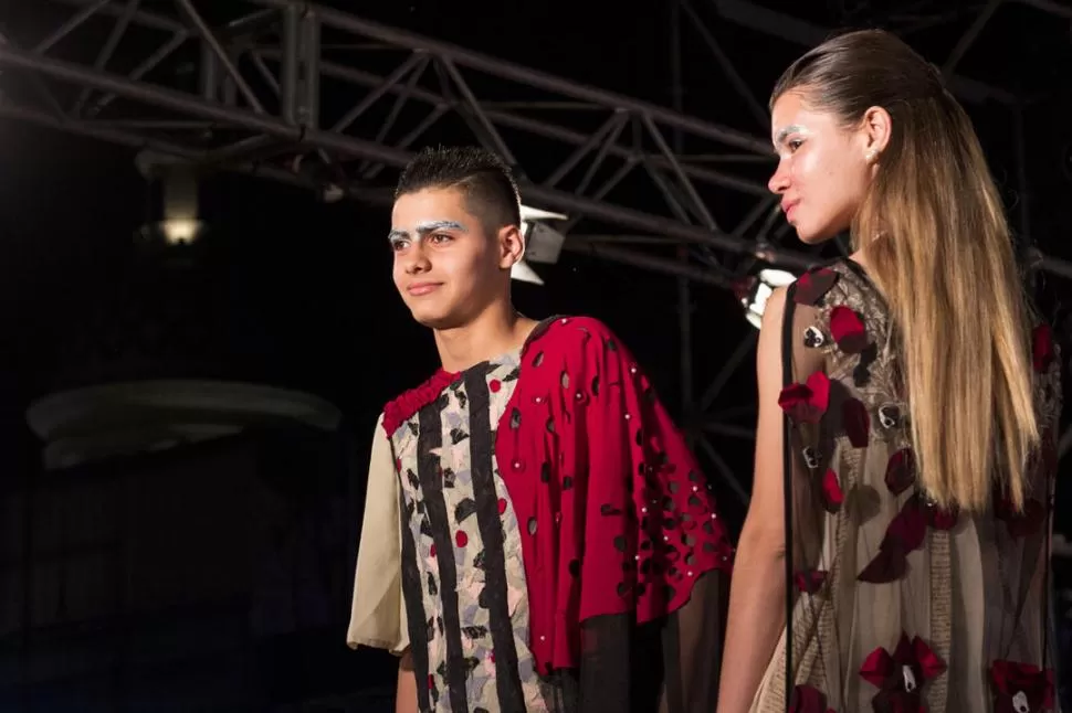EN PASARELA. Tres generaciones en el desfile del Octubre Tecnológico. 