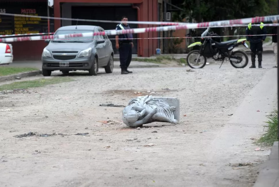 EL HALLAZGO. Después de dos meses de haber sido robada del parque, la estatua apareció tirada en una calle de ripio de Villa Muñecas. la gaceta / foto de franco vera