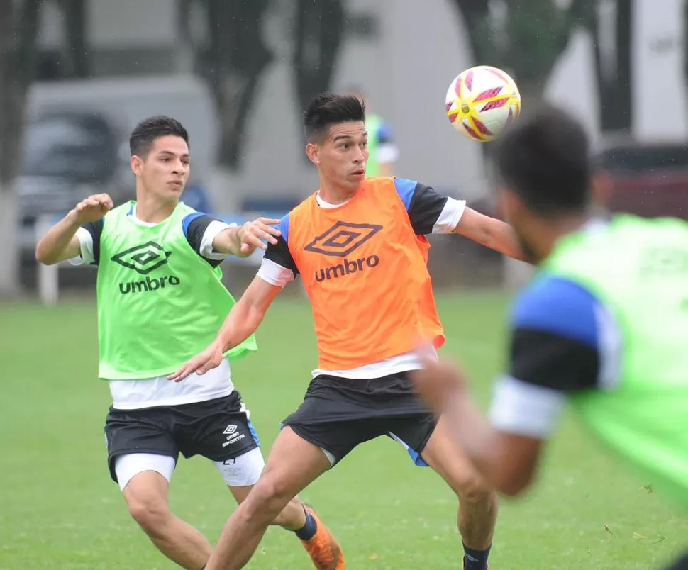 TAMBIÉN APORTÓ LO SUYO. Como suplente o como titular, Favio Álvarez aportó su cuota de fútbol en el medio de Atlético. LA GACETA / FOTO DE HÉCTOR PERALTA (ARCHIVO).-