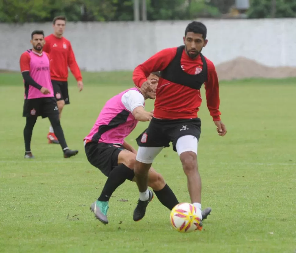 RELEVANTE. Matías García es uno de los tres futbolistas que pudo completar los 630 minutos que el “santo” jugó en el torneo. LA GACETA / FOTO DE ANTONIO FERRONI.-