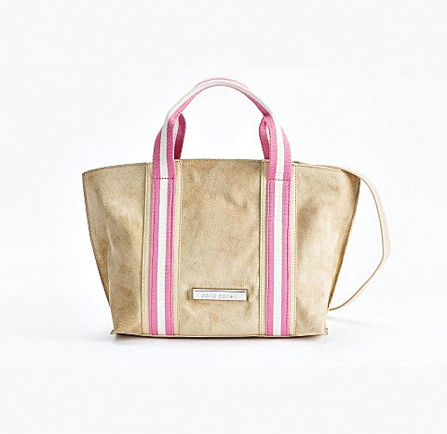 DEPORTIVO. Morral con cintas verticales que terminan en manijas (Carla Danelli).