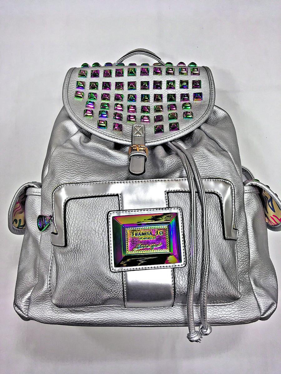 METAL A FULL. Mochila plateada, con tachas tornasoladas (Juanita Jo).