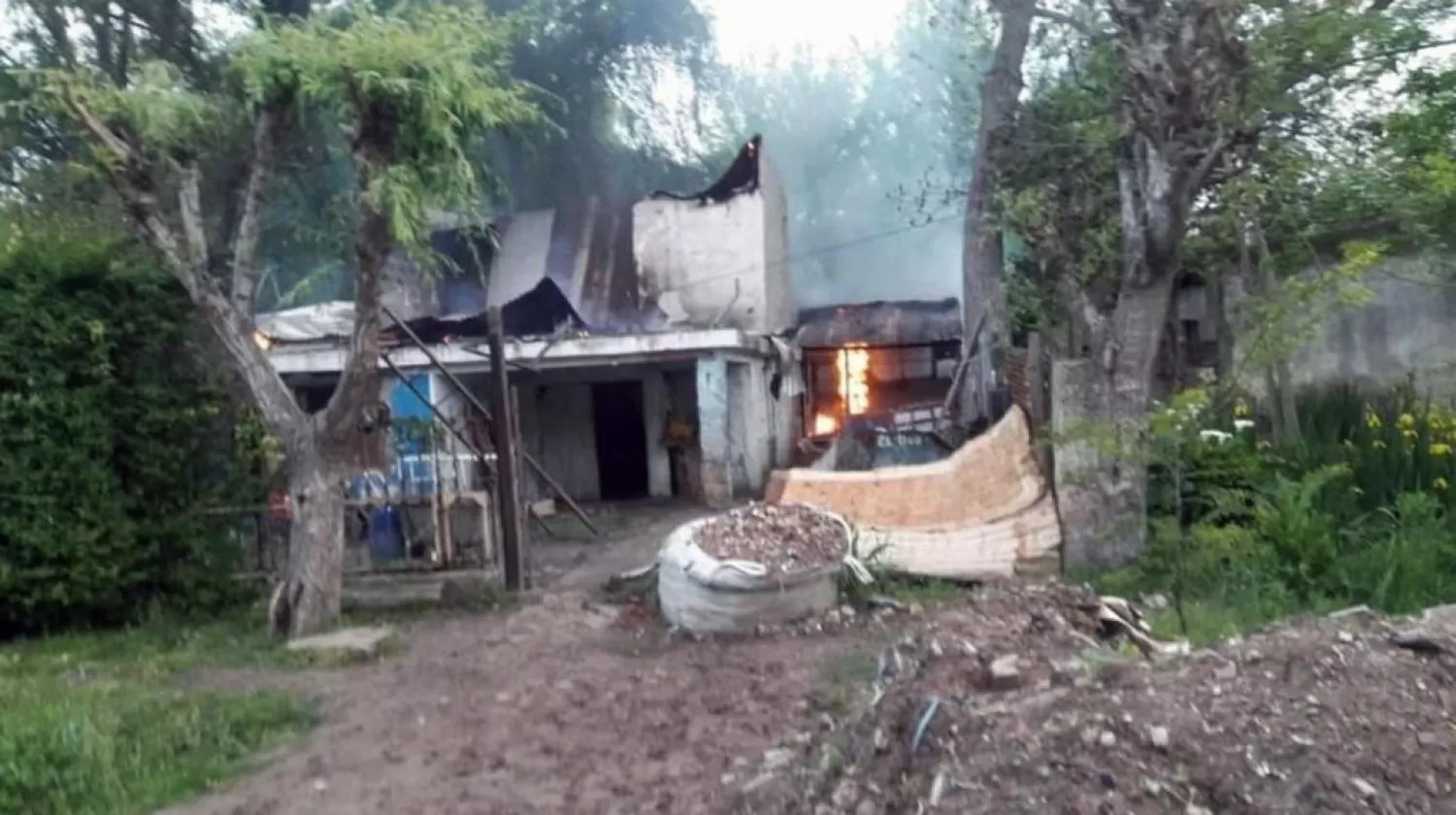 LA VIVIENDA. Luego de conocer los hechos de violación, los vecinos la prendieron fuego.