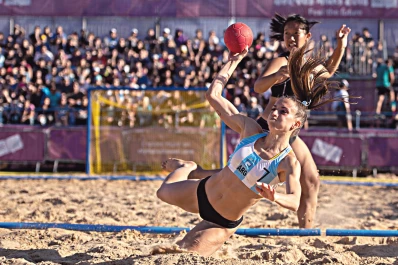 Ellas se lucen en la cancha, pero todos hablan de sus ropas