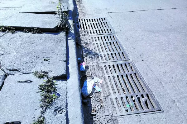 Suciedad acumulada en una rejilla pluvial de avenida Benjamín Aráoz al 1.300