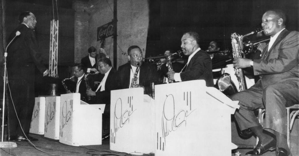 EN ACCIÓN. La banda de Duke Ellington en el escenario de Estudiantes, el 7 de septiembre de 1968. Junto con él, desde la izquierda, los saxofonistas Paul Gonsalves, Harold Ashbey, Johnny Hodges, Russell Procope y Harry Carney.- 