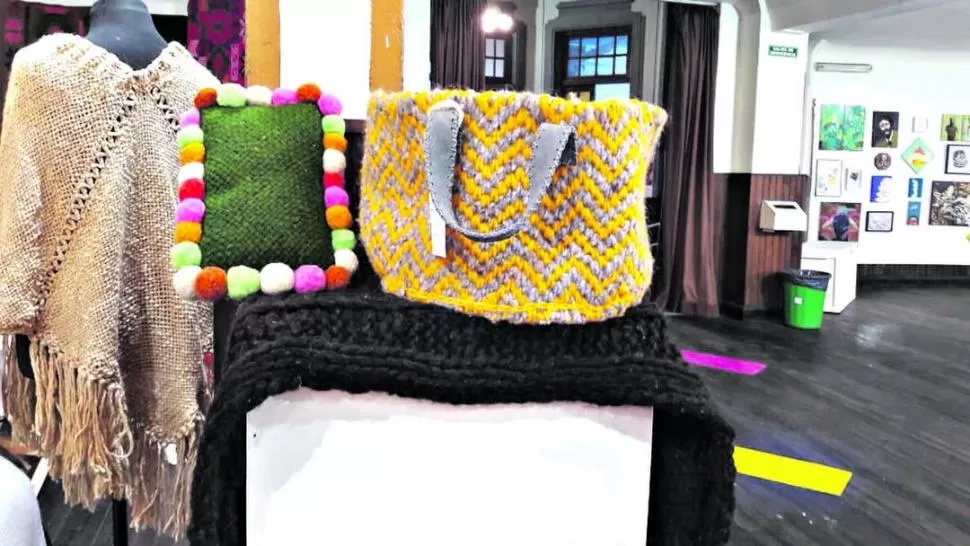 QUÉ HAY. Desde carteras tejidas con manijas de cuero y sombreros hechos con fieltro, hasta casitas de muñecas, mates pintados a mano, juegos didácticos y joyería contemporánea.-