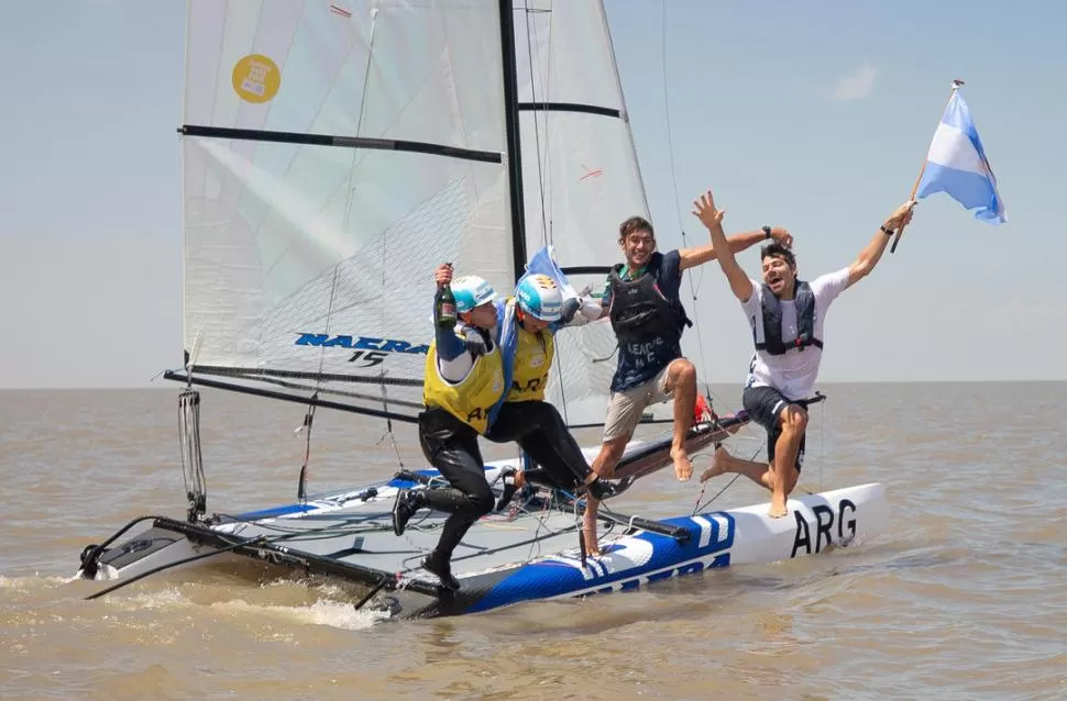 FELICES. Teresa Romairone y Dante Cittadini, festejan el oro sobre su bote. twitter @AATenis