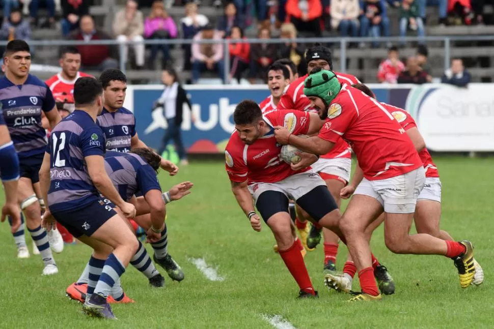 FRENTE DE ATAQUE. Lucio Urueña, autor del primer try de Los Tarcos, se dirige al contacto con el apoyo de Bruno Molina. Los forwards fueron la llave con la que el “Rojo” abrió la puerta hacia los playoffs. la gaceta / foto de DIEGO ARAOZ