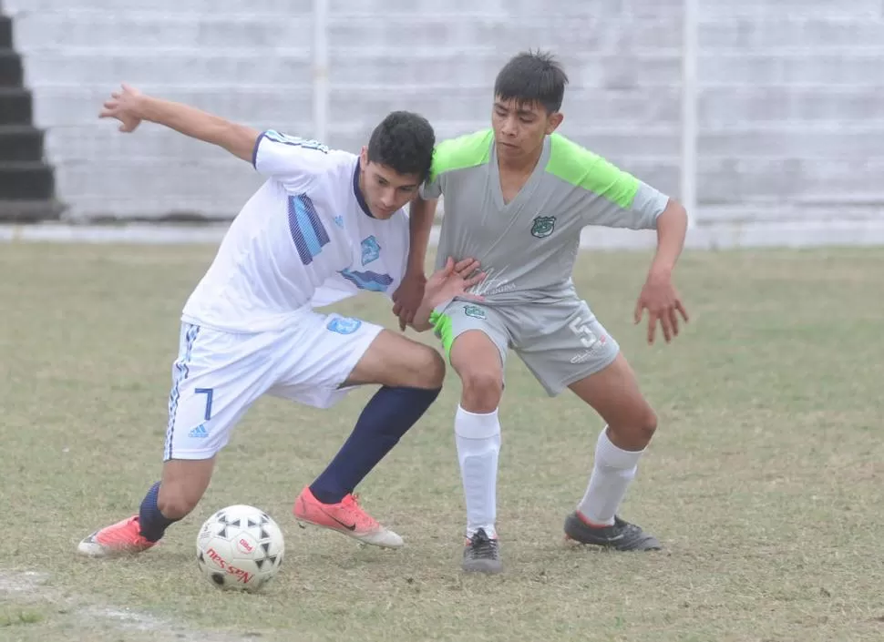 DISPUTA. Rodrigo Isa, de Tucumán, y Nahuel Bordón, de Salta, luchan por la pelota. El visitante se quedó con la victoria.  la gaceta / foto de Antonio Ferroni