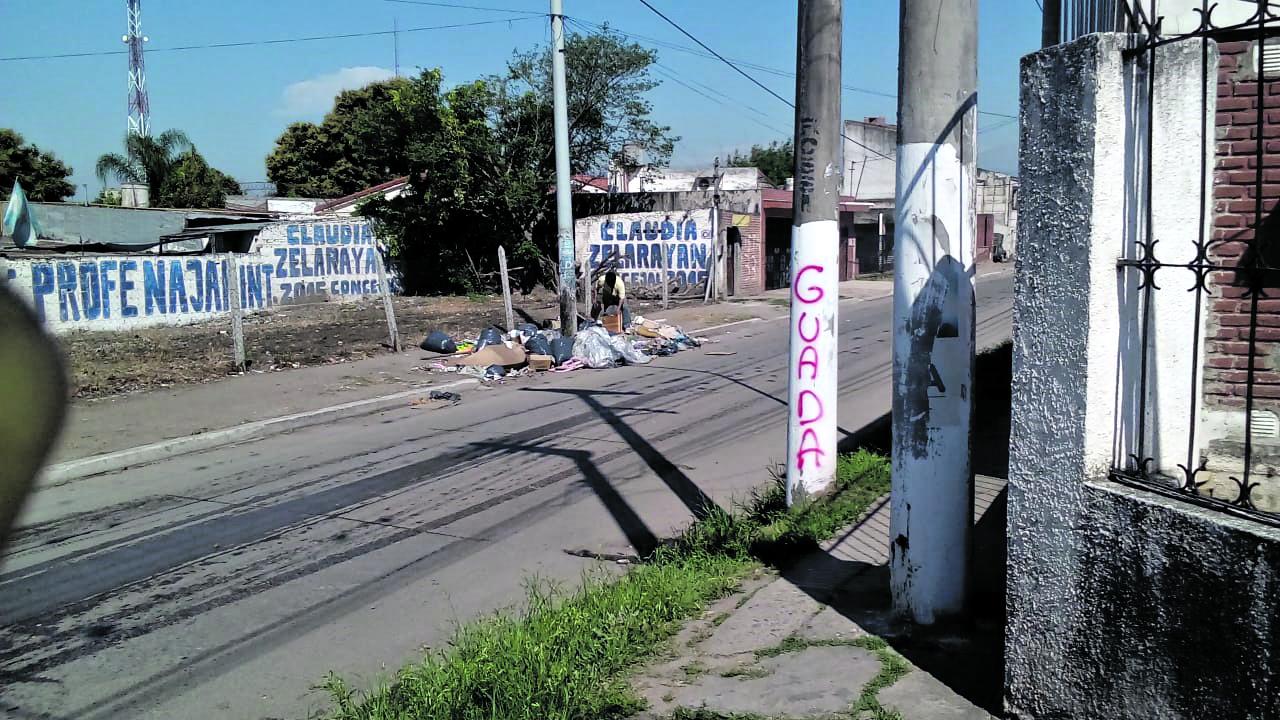 Suciedad acumulada en una rejilla pluvial de avenida Benjamín Aráoz al 1.300