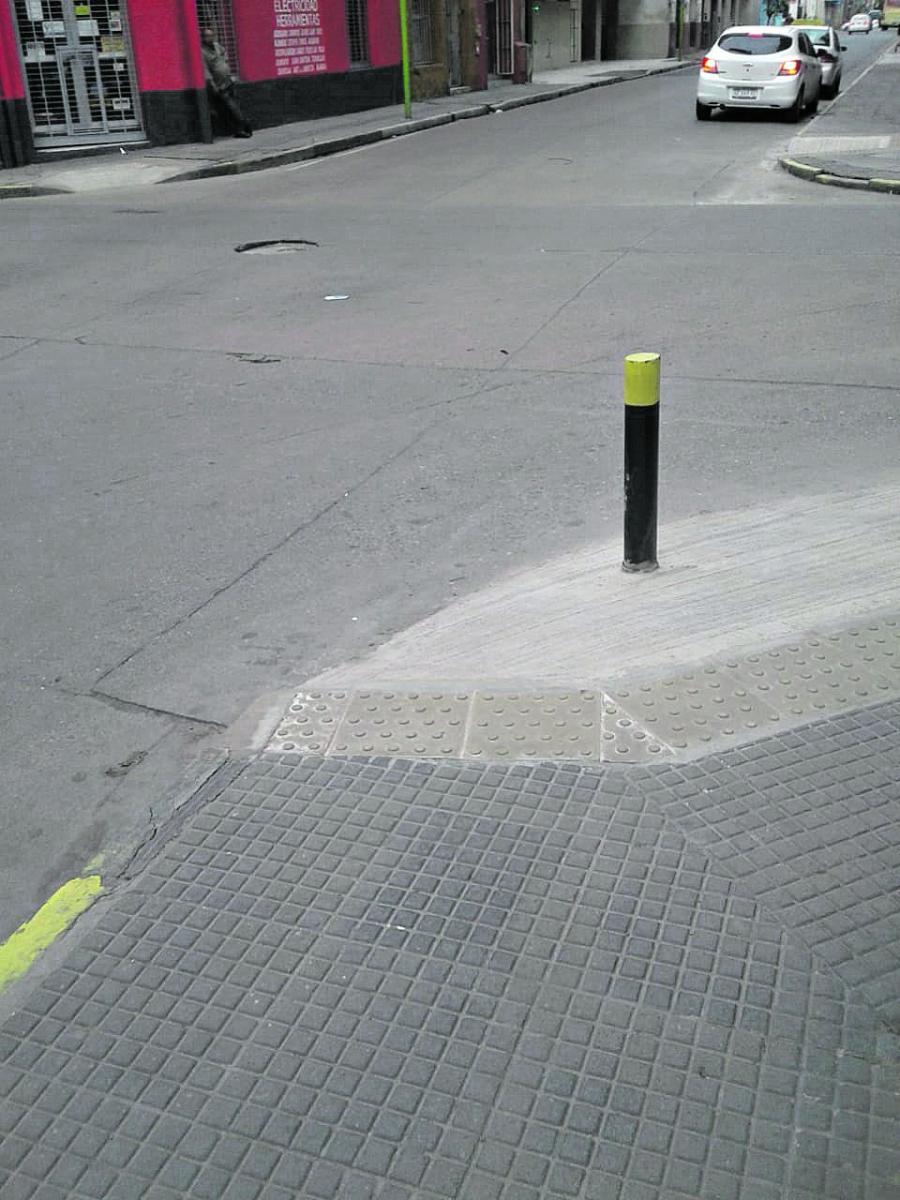 Suciedad acumulada en una rejilla pluvial de avenida Benjamín Aráoz al 1.300